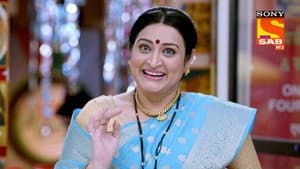 Jyotsana Shakes Hand With Mahendra