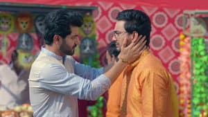 Dheeraj Eases Ashish's Pain