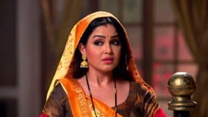 Angoori Thrashes Sunny Leona
