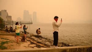 Orange alert: New York engulfed in smoke