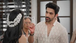Virat pretends to fight with Amu