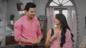 The priest matches Amruta and Virat's horoscope