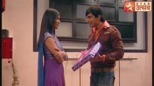 Armaan Hugs Muskaan Accidentally